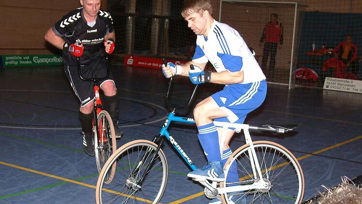 "Kämpfen und nochmals kämpfen" heißt die Devise für den Steinwiesener Radballer Sebastian Rehmet (rechts) und seinen Partner Markus Michel, wenn es am Samstag in heimischer Halle um den Einzug ins Finale des Deutschlandpokals geht. Foto: Hans Franz