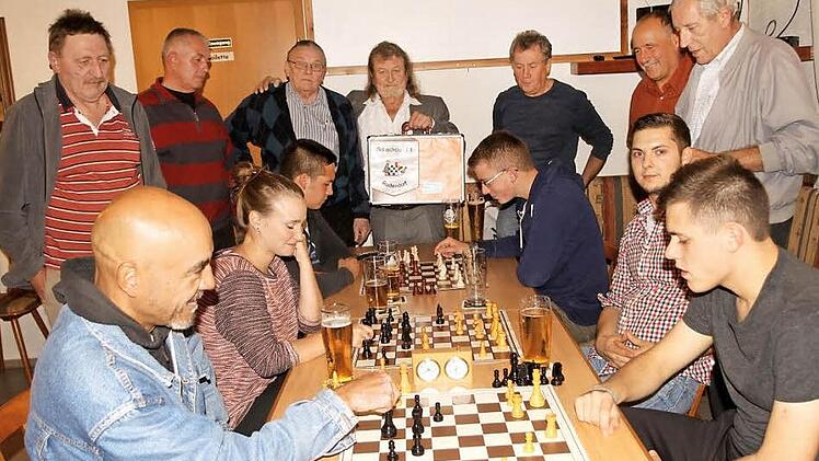 Die Jugend hat Interesse am "SC 64 Rudendorf", über das sich die älteren Mitglieder sowie Vorsitzender Siegfried Rümmer (Vierter von links, stehend ) und das älteste Mitglied im Verein, Siegfried Bisha (Dritter von links, stehend), freuen. Foto: Günther Geiling