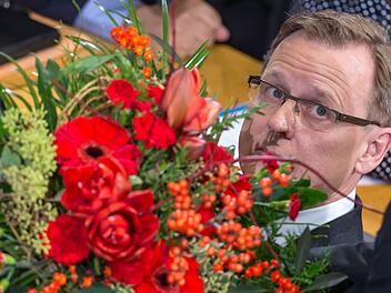 Thüringens Ministerpräsident Bodo Ramelow (Die Linke) im Landtag in Erfurt mit einem rot-rot-grünen Blumenstrauß. Foto: Michael Reichel, dpa