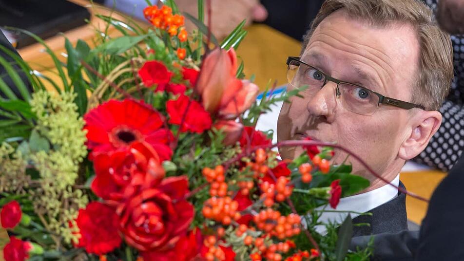 Thüringens Ministerpräsident Bodo Ramelow (Die Linke) im Landtag in Erfurt mit einem rot-rot-grünen Blumenstrauß. Foto: Michael Reichel, dpa