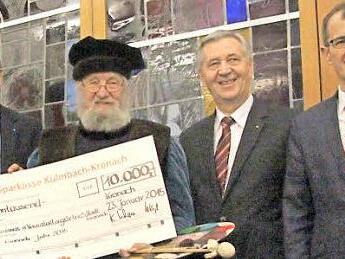 Wolfgang Beiergrößlein (l.) und Lucas Cranach (2. v. l./Wolfgang Eckert-Hetzel) freuten sich über die Unterstützung der Sparkasse. Die Spende überreichten Klaus-Jürgen Scherr und Harry Weiß. Foto: Meißner