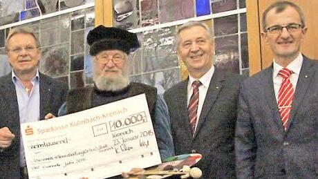 Wolfgang Beiergrößlein (l.) und Lucas Cranach (2. v. l./Wolfgang Eckert-Hetzel) freuten sich über die Unterstützung der Sparkasse. Die Spende überreichten Klaus-Jürgen Scherr und Harry Weiß. Foto: Meißner