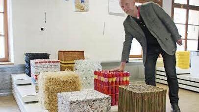 Rolf Döll erläutert, wie diese Würfel entstanden sind. Foto: Helke Renner