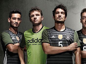 Die Nationalkicker Ilkay Gündogan, Thomas Müller, Mats Hummels und Mesut Özil präsentieren das neue Auswährtstrikot.  Foto: adidas