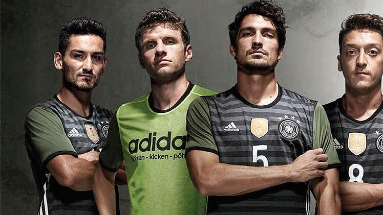 Die Nationalkicker Ilkay Gündogan, Thomas Müller, Mats Hummels und Mesut Özil präsentieren das neue Auswährtstrikot.  Foto: adidas