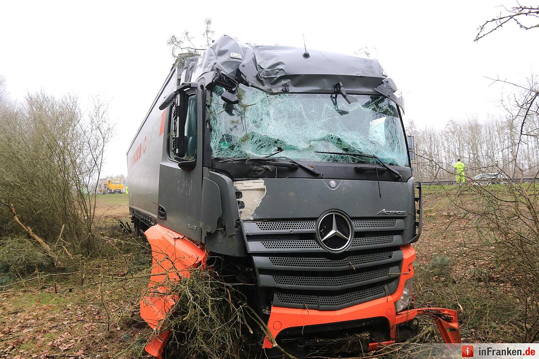 Lkw rast bei Gremsdorf ins Unterholz