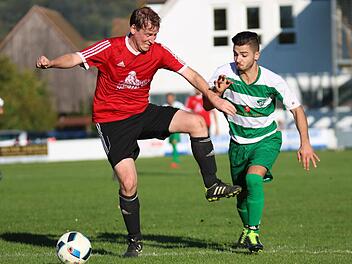 Trotz kämpferischer Einstellung war der SV Bammersdorf (grün) für die DJK Weigelshofen eine Nummer zu groß. Die Gastgeber setzten sich mit 2:0 durch und sind Tabellenführer. Foto: Matthias Hofmann