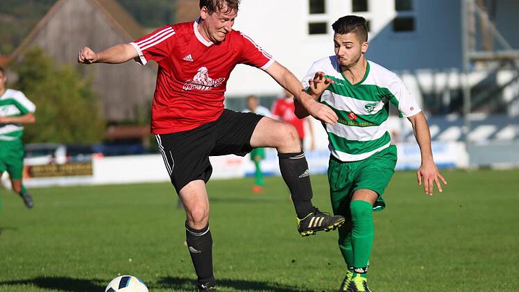 Trotz kämpferischer Einstellung war der SV Bammersdorf (grün) für die DJK Weigelshofen eine Nummer zu groß. Die Gastgeber setzten sich mit 2:0 durch und sind Tabellenführer. Foto: Matthias Hofmann