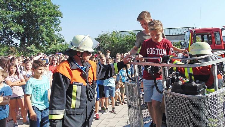 Zwei Schüler wurden mit der Drehleiter aus dem Gebäude geholt. Foto: Petra Malbrich