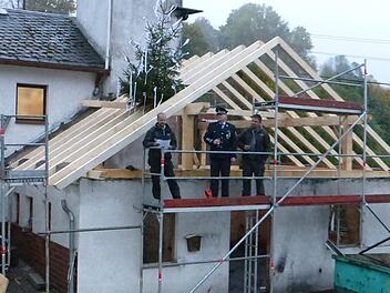 Zimmerer Philipp Steinsdörfer ließ in seinem zünftigen Richtspruch die Marktgemeinde Grafengehaig, die Handwerker und die Weidmeser Wehr hochleben. Unser Bild zeigt (auf dem Gerüst, von links) Philipp Steinsdörfer, den Kommandanten Christian Fittner und Firmenchef Stefan Wegmann.  Foto: Klaus-Peter Wulf