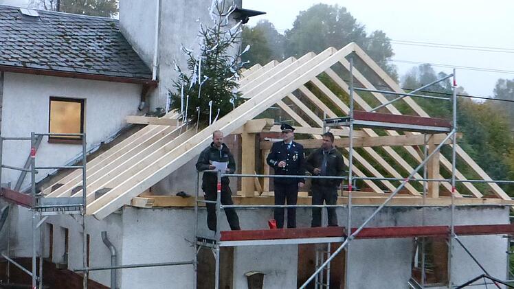 Zimmerer Philipp Steinsdörfer ließ in seinem zünftigen Richtspruch die Marktgemeinde Grafengehaig, die Handwerker und die Weidmeser Wehr hochleben. Unser Bild zeigt (auf dem Gerüst, von links) Philipp Steinsdörfer, den Kommandanten Christian Fittner und Firmenchef Stefan Wegmann.  Foto: Klaus-Peter Wulf