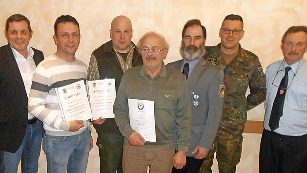 Ehrungen bei dem Reservisten: Dirk Weber (Reservistenverband), Stefan Greubel, Marco Weing&auml;rtner, Erwin Wedler, Siegbert Diemer (Bayerischer Soldatenbund) und Stabsfeldwebel Marco Reischmann, Regionalstab Bayern Nord, sowie Georg Wedler, Vorsitzender.  Foto: Ulrich Feldmann