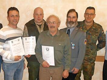 Ehrungen bei dem Reservisten: Dirk Weber (Reservistenverband), Stefan Greubel, Marco Weingärtner, Erwin Wedler, Siegbert Diemer (Bayerischer Soldatenbund) und Stabsfeldwebel Marco Reischmann, Regionalstab Bayern Nord, sowie Georg Wedler, Vorsitzender.  Foto: Ulrich Feldmann