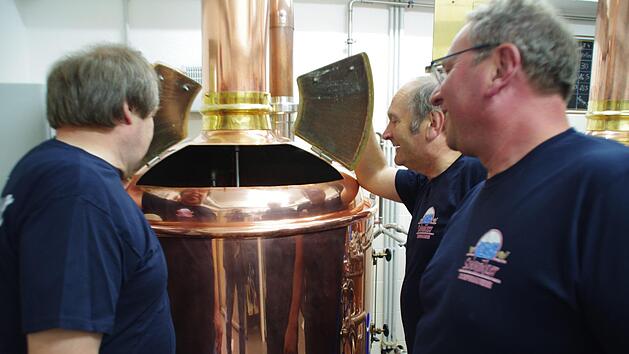 Horst Vießmann, Eugen Geuther und Klaus Förtsch (v. l.) sind die Initiatoren der Dorfbrauerei. Foto: Marco Meißner