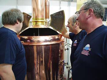 Horst Vießmann, Eugen Geuther und Klaus Förtsch (v. l.) sind die Initiatoren der Dorfbrauerei. Foto: Marco Meißner