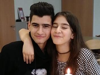 Der junge Iraner Hossein mit seiner Schwester Parnian. Foto: privat