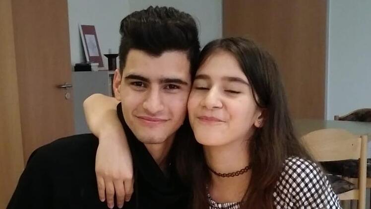 Der junge Iraner Hossein mit seiner Schwester Parnian. Foto: privat