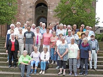 Die Reisegruppe des Frankenwaldvereines Grafengehaig vor der Kirche in Oberharmersbach mit Obfrau Margitta Hieke (sitzend vorne links)  Foto: Klaus-Peter Wulf