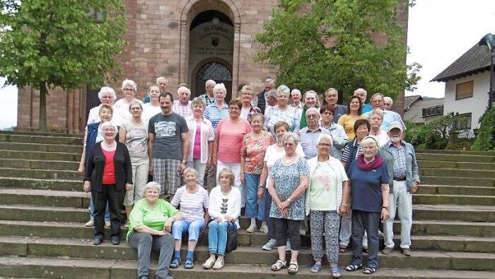 Die Reisegruppe des Frankenwaldvereines Grafengehaig vor der Kirche in Oberharmersbach mit Obfrau Margitta Hieke (sitzend vorne links)  Foto: Klaus-Peter Wulf