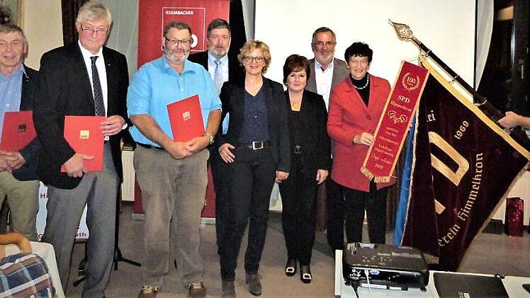 Die SPD ehrte langjährige Mitglieder; im Bild (von links) Schatzmeister Otmar Schmiedel, Richard Engelbrecht, Rudi Gumtow, Bert Hoppert, Bezirksvorsitzender Jürgen Nürnberger, Landesvorsitzende Natascha Kohnen, Christina Flauder, stellvertretender SPD-Ortsvorsitzender Peter Aßmann, Schirmherrin MdL Inge Aures und Fahnenträger Günter Lauterbach Foto: Werner Reißaus