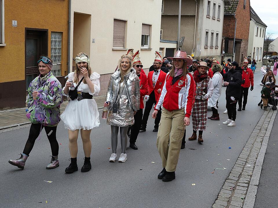 Mit vielen Fuß- und Musikgruppen