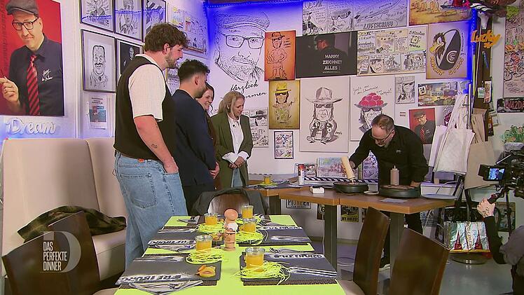 Harry zeichnet Comicfiguren-Pfannkuchen live vor den Augen seiner G&auml;ste.