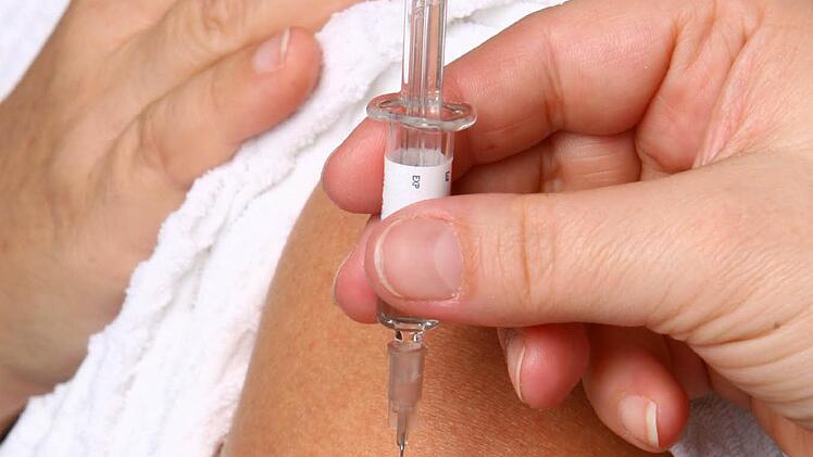 Nur ein kleiner Pieks: Viele Patienten und Ärzte warten zur Zeit sehnlichst auf den Grippe-Impfstoff. Foto: Ralf Hirschberger (dpa)