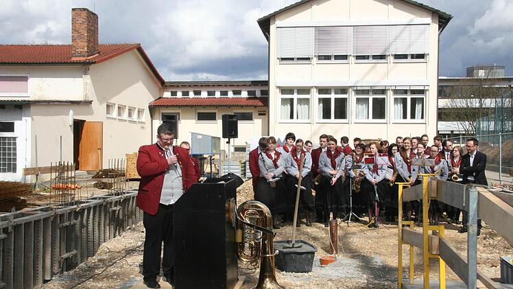 Musikschulleiter Holger Pohl und die Musiker des Symphonischen Blasorchester Küps freuen sich, dass das Probenheim nach vielen Jahrzehnten Planung nun doch Realität zu werden scheint.