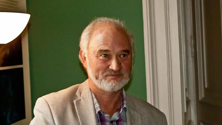 Willy Oberender, Kastellan von Schloss Ehrenburg, entdeckt vor rund drei Jahrzehnten ein großformatiges Gemälde von Raden Saleh auf dem Dachboden über dem Riesensaal.Foto: Jochen Berger