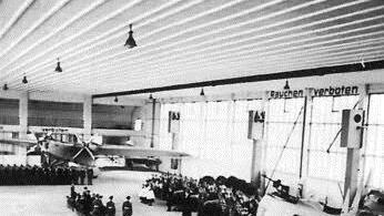 Die Aufbahrung der Flieger, die auf dem Staffelberg ums leben kamen, in einer Giebelstadter Flugzeughalle Foto: Archiv Seidli