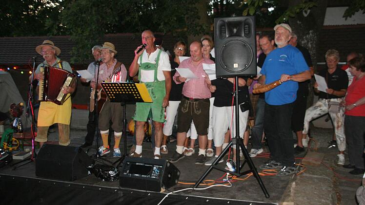 "Die scho widdä" und der Kellerbergverein intonieren das Kellerberglied