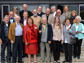 Vor 50 Jahren haben sie ihr Abitur am Bad Kissinger Gymnasium abgelegt. Heinz Spohn (Mitte) hat die damaligen Schülerinnen und Schüler unterrichtet. Foto: Peter Rauch