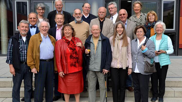 Vor 50 Jahren haben sie ihr Abitur am Bad Kissinger Gymnasium abgelegt. Heinz Spohn (Mitte) hat die damaligen Schülerinnen und Schüler unterrichtet. Foto: Peter Rauch