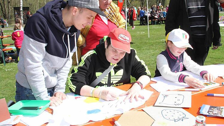 Am Stand der Raiffeisen-Obermain-Nord wurden T-Shirts und Taschen bemalt. Foto: Gerda Völk