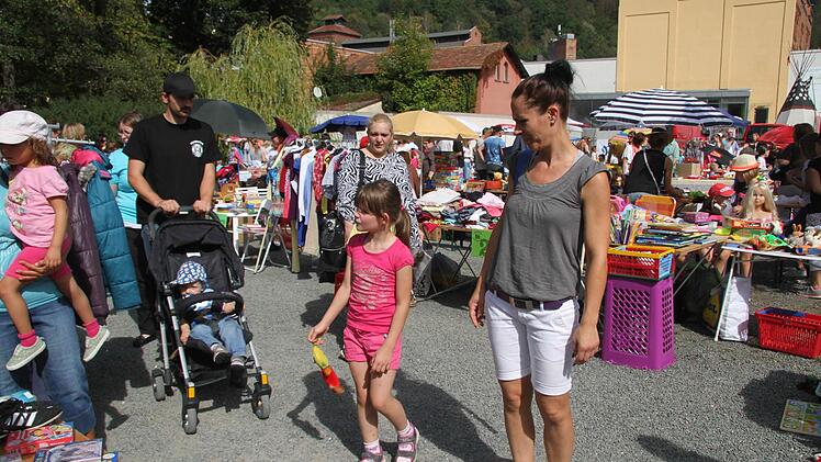 Schnäppchenjagd auf dem großen Flohmarkt. Foto: Sonja Adam