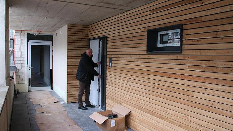 Der Eingangsbereich der 17 Wohnungen für das neue Service-Wohnen ist mit dunklen Plattenbelägen und naturbelassenem Holz gestaltet.