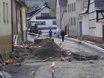 In der Auraer Hauptstraße sind derzeit die Sanierungsarbeiten im vollen Gange. Ein Ende der Maßnahme zeichnet sich im September ab. Foto: Winfried Ehling