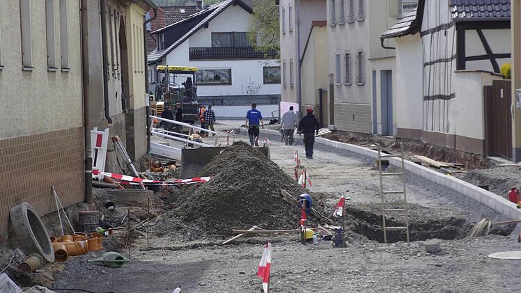In der Auraer Hauptstraße sind derzeit die Sanierungsarbeiten im vollen Gange. Ein Ende der Maßnahme zeichnet sich im September ab. Foto: Winfried Ehling