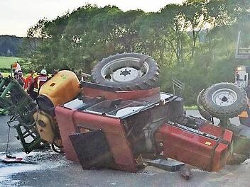 Da haut's den stärksten Traktor um: Der Case wurde von einem Ford Mondeo gerammt. Foto: Christian Holhut