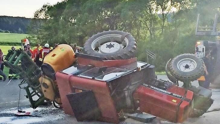 Da haut's den stärksten Traktor um: Der Case wurde von einem Ford Mondeo gerammt. Foto: Christian Holhut