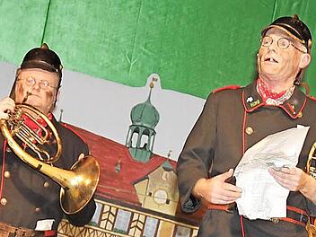 Norbert Neugirg, der Altneihauser Feierwehr-Kommandant (rechts), schleuderte den Franken manche gereimte Frechheit entgegen. Fotos: Gerda Völk