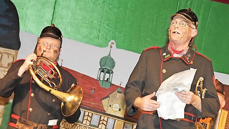 Norbert Neugirg, der Altneihauser Feierwehr-Kommandant (rechts), schleuderte den Franken manche gereimte Frechheit entgegen. Fotos: Gerda Völk