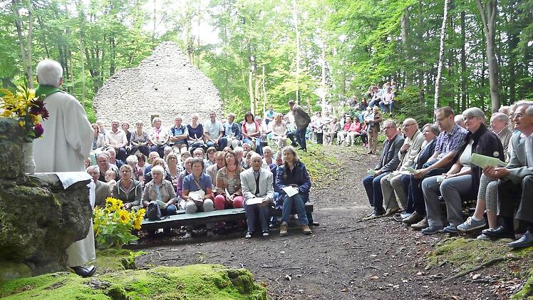 Festlicher Gottesdienst unter freiem Himmel Foto: Paul Pöhlmann