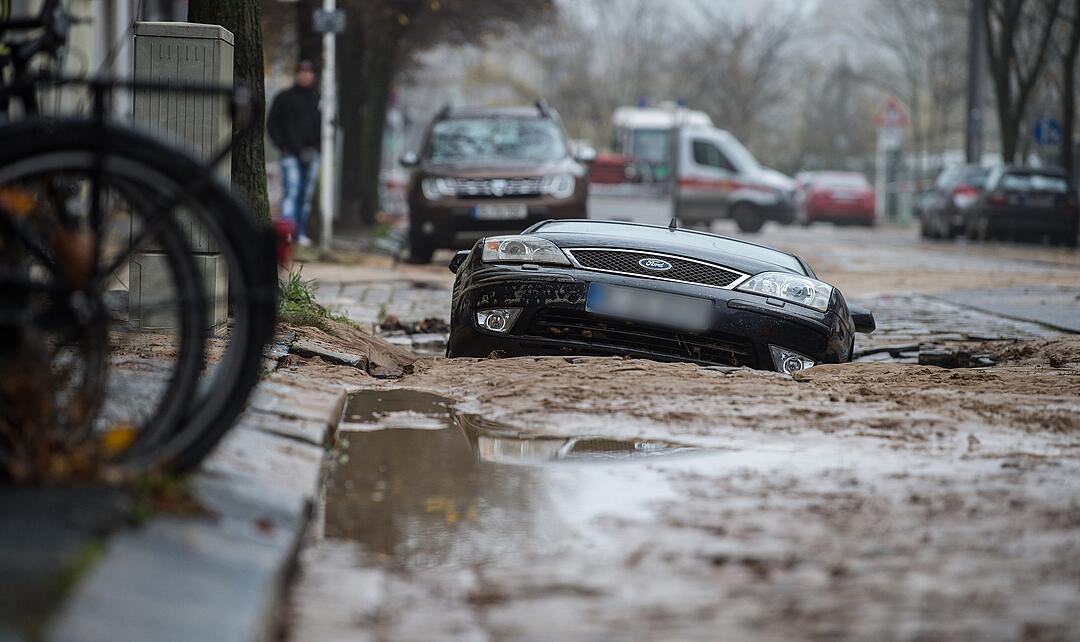Wasserrohrbruch in Berlin: Straße sackt ab