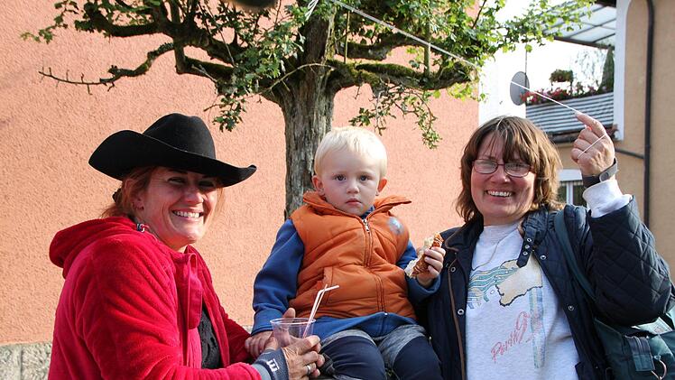 Angelina Müller und Sohnemann Johannes aus Eckarts; Großmutter Hanna Speyer ist aus Bad Kissingen gekommen. Foto: Ulrike Müller