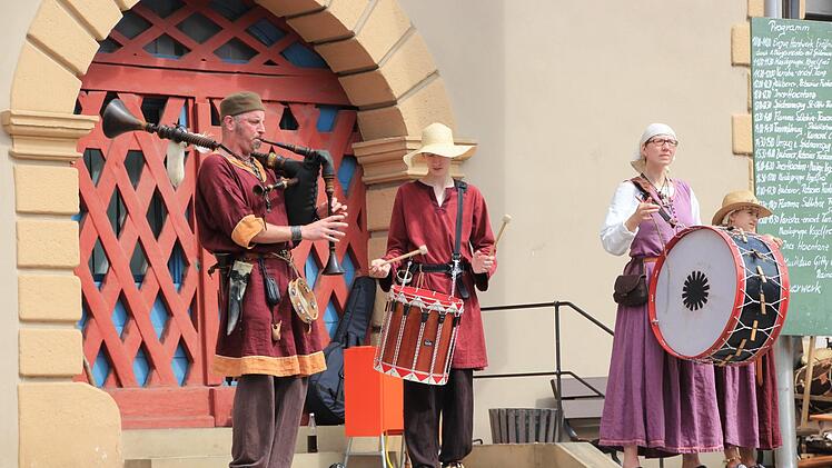Vor dem Rathaus traten historische Musikgruppen auf.
