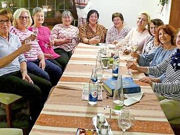 Beste Stimmung herrschte beim Klassentreffen der ehemaligen Realschulabsolventinnen.  Foto: Dieter Hübner