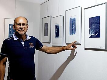 Manfred K&uuml;nzel zeigt Blaudrucke nach altem Vorbild.