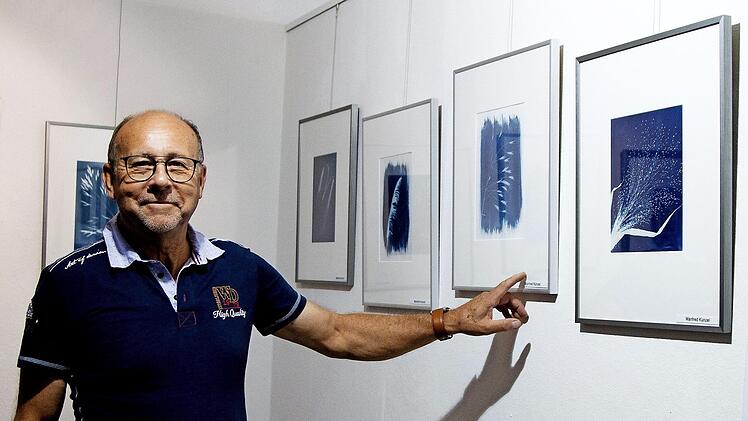Manfred K&uuml;nzel zeigt Blaudrucke nach altem Vorbild.