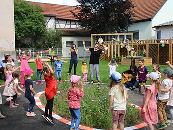 Mit einem Lied wurde die Spielfläche eingeweiht.